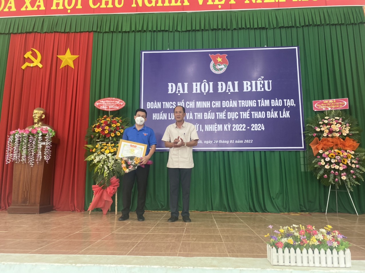 Đ/c Nguyễn Hữu Thông - Bí thư Đảng bộ Bộ phận, Giám đốc Trung tâm Đào tạo, Huấn luyện và Thi đấu TDTT lên tặng hoa chúc mừng thành công của Đại hội Chi đoàn TNCS Hồ Chí Minh lần thứ I, nhiệm kỳ 2022-2024.